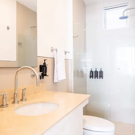 Impeccable 2br With Charming Balcony In Sunset